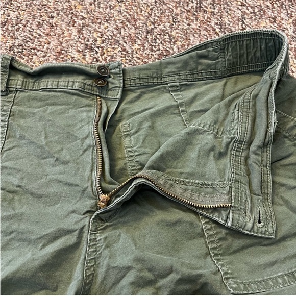 Time and Tru Green Cargo Shorts Relaxed Fit - Picture 3 of 5